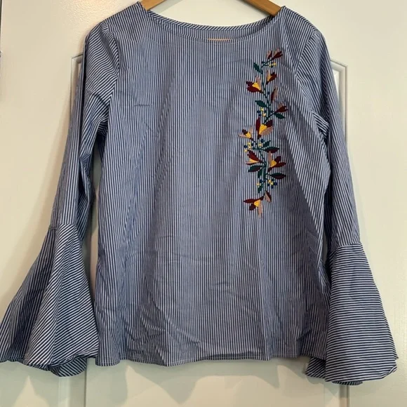 ⚫️ St. John’s Bay Striped Blue Top with Embroidered Floral Design & Flare Sleeve - Picture 3 of 7